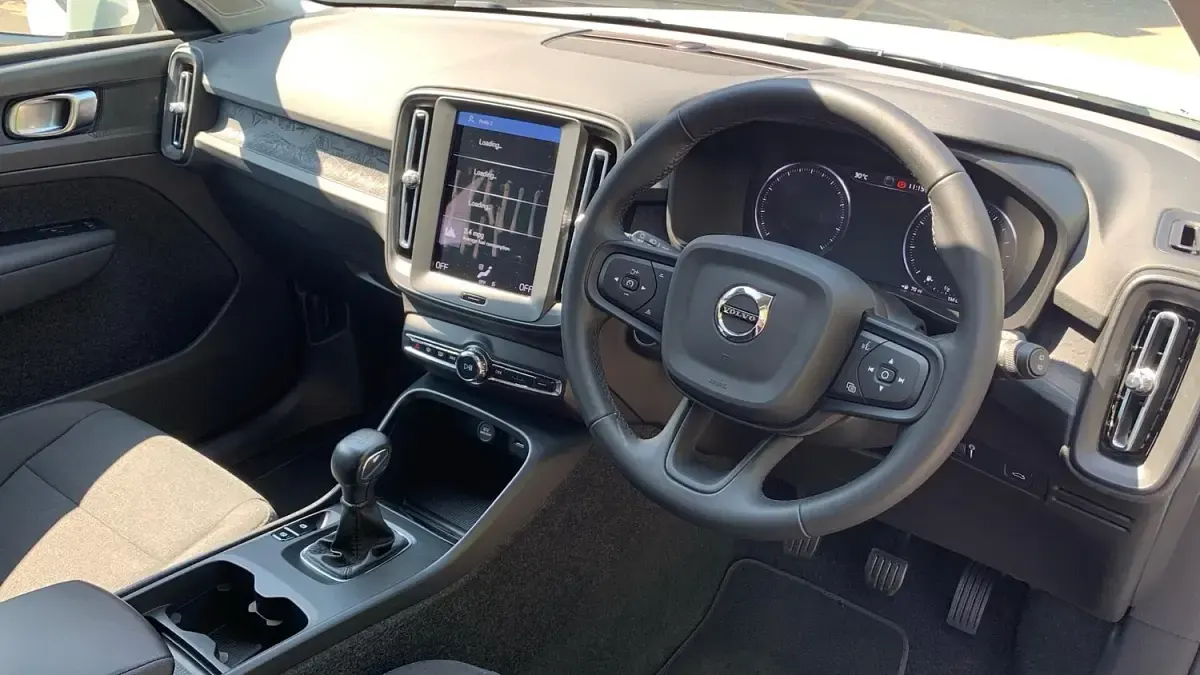 Used Volvo XC40 Momentum 127 HP (93 kW) 2022 White SUV