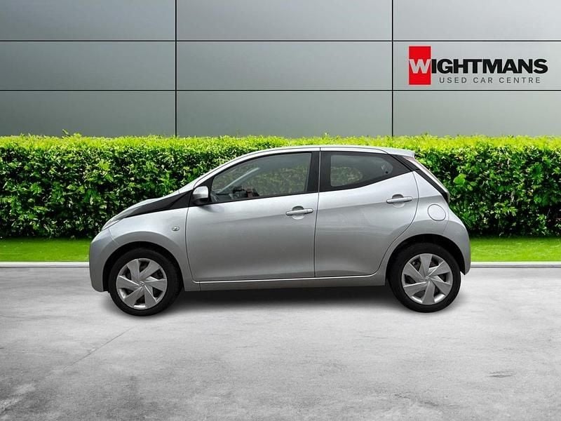 Begagnad Toyota Aygo X-play 2015 Silver Halvkombi