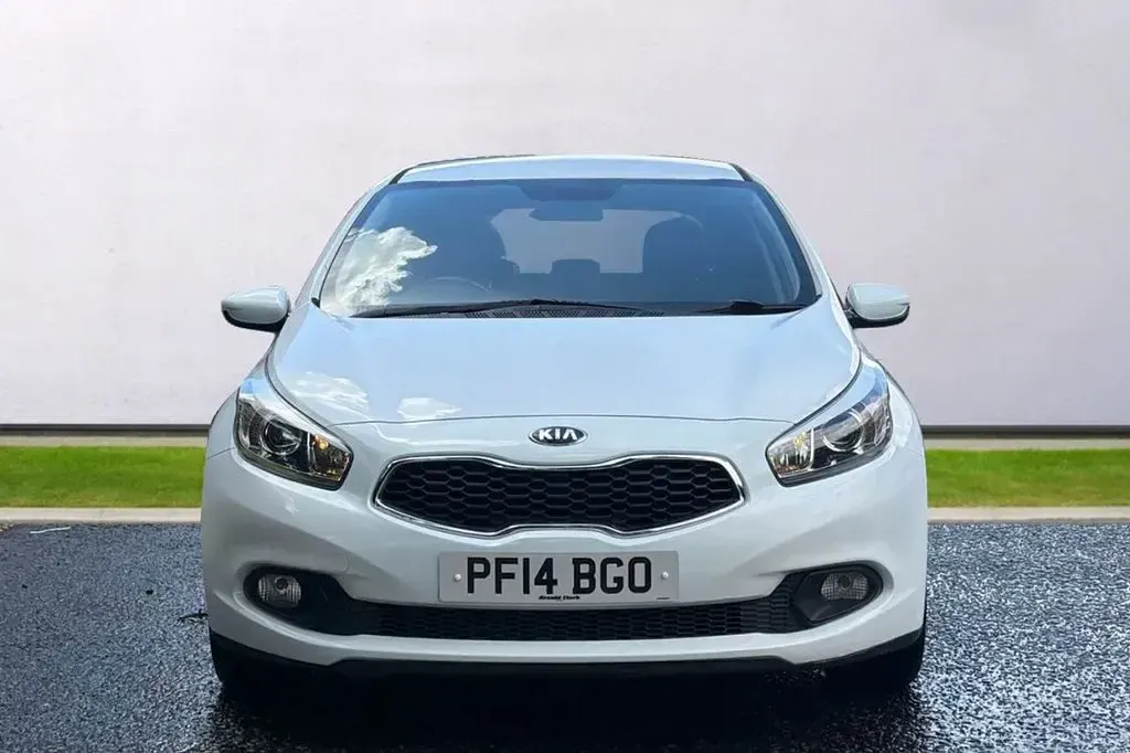Used Kia Ceed 98 HP (72 kW) 2014 White Hatchback