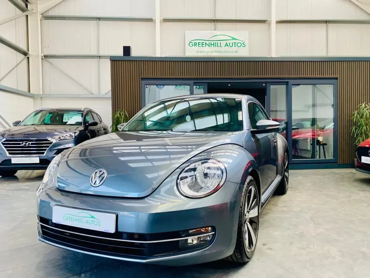 Usado VW Beetle Design 105 HP (77 kW) 2015 Cinzento Citadino