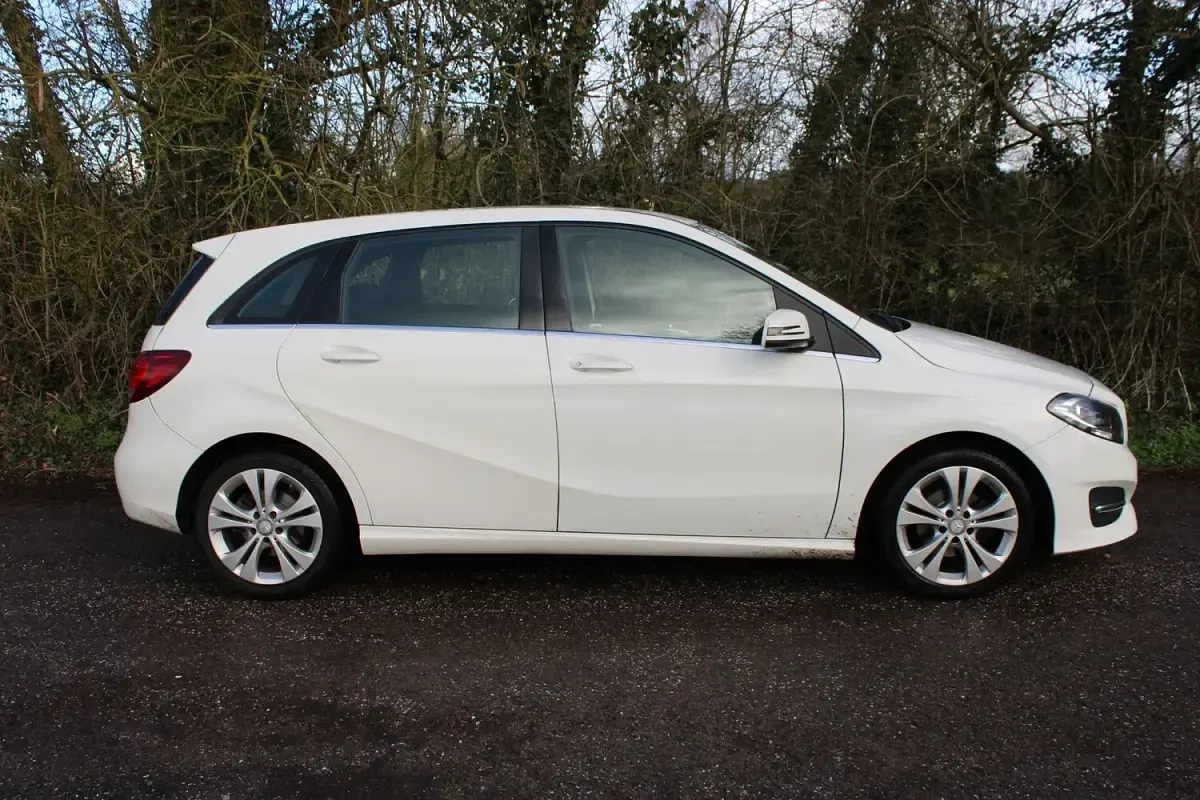 Used Mercedes B180 2017 White Hatchback
