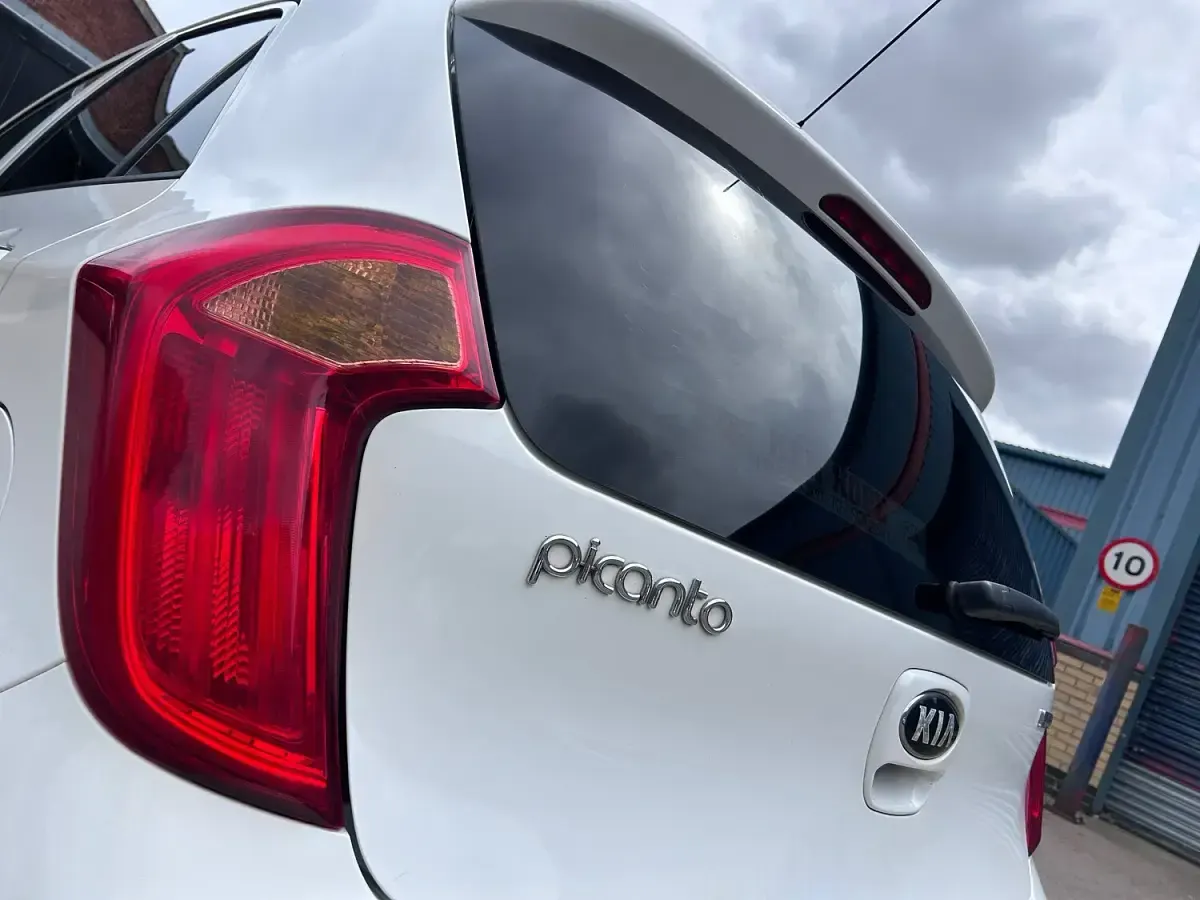 Used Kia Picanto 65 HP (47 kW) 2016 White Hatchback
