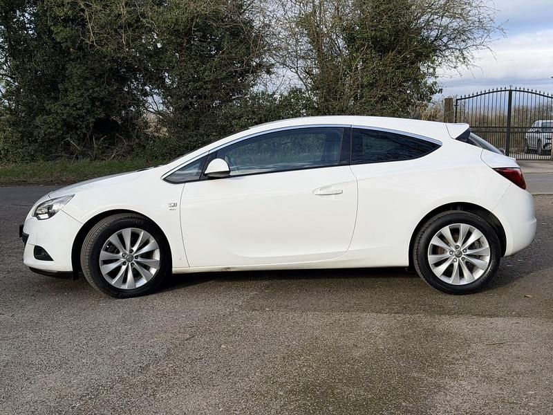 Used Vauxhall Astra GTC SRi 140 HP (102 kW) 2016 White Coupe