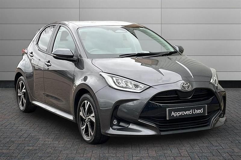 Used Toyota Yaris Hybrid Design 116 HP (85 kW) 2024 Grey Hatchback