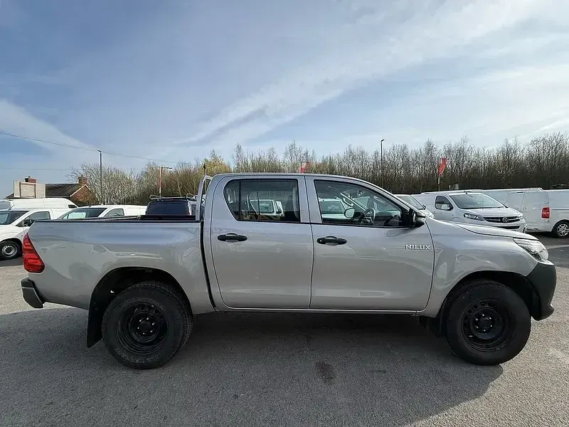 Używany Toyota HiLux Active 150 KM (110 kW) 2020 Srebrny Pickup
