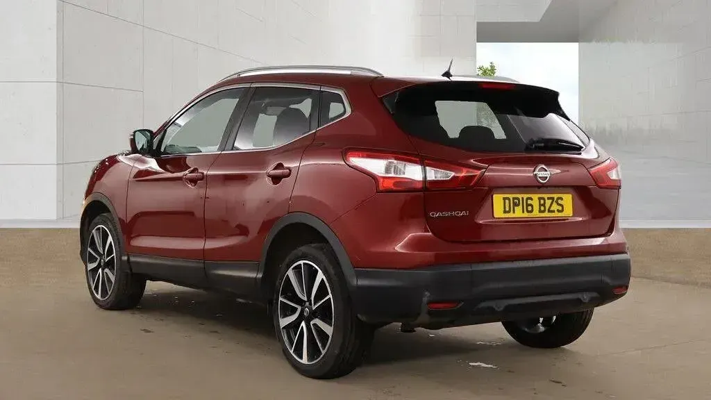 Used Nissan Qashqai Tekna 163 HP (119 kW) 2016 Red SUV