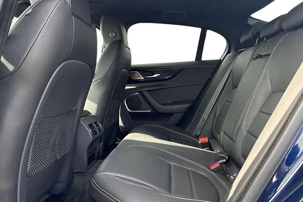 Käytetty Jaguar XE R-Dynamic 204 HP (150 kW) 2023 Sininen Sedan
