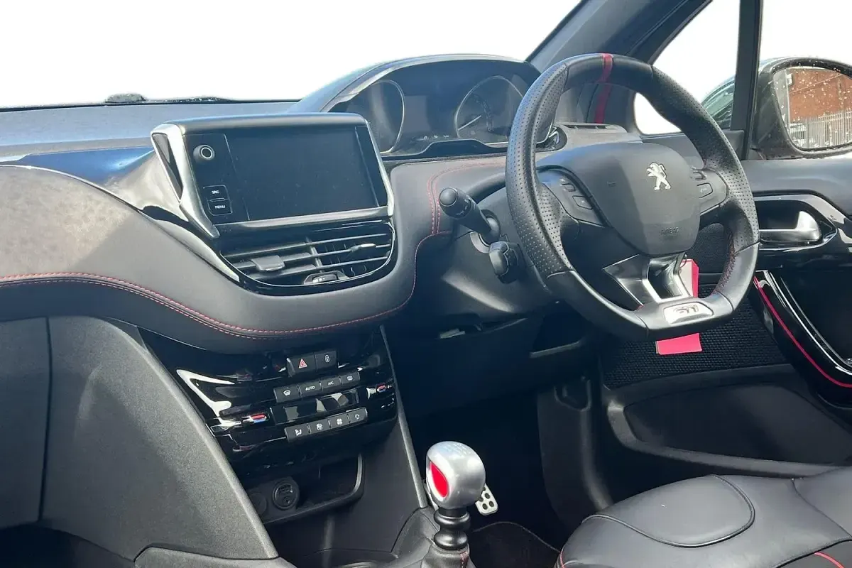 Used Peugeot 208 Prestige 208 HP (152 kW) 2016 Red Hatchback