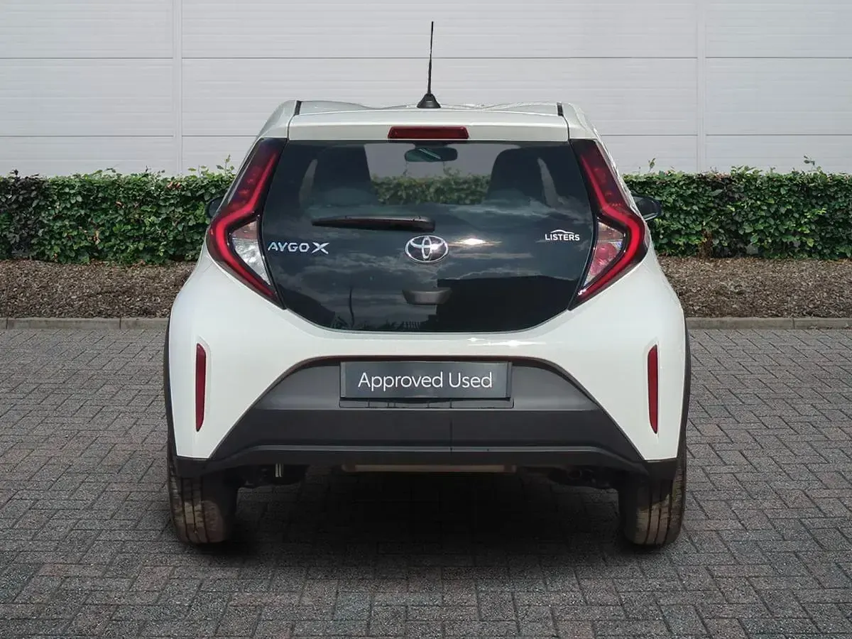 Used Toyota Aygo X PURE 72 HP (52 kW) 2024 White SUV