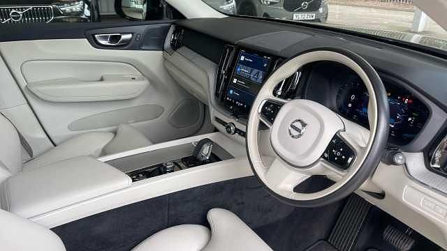 Used Volvo XC60 Plus 345 HP (253 kW) 2023 Gold SUV