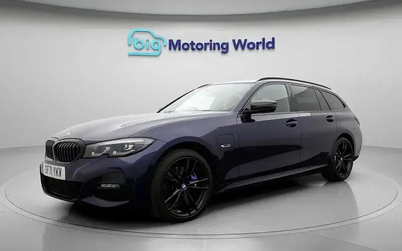 Begagnad BMW 330e M Sport 292 HK (214 kW) 2021 Blå Kombi
