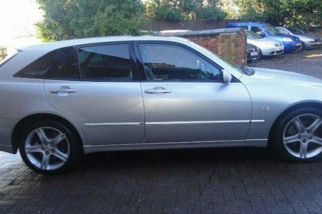 Used Lexus IS300 211 HP (155 kW) 2002 Sedan