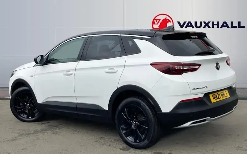 Used Vauxhall Grandland X SRi 131 HP (96 kW) 2021 White SUV