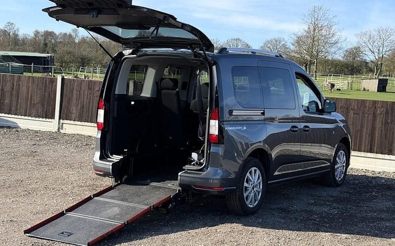 Usado Ford Tourneo Titanium 122 HP (89 kW) 2024 Carrinha