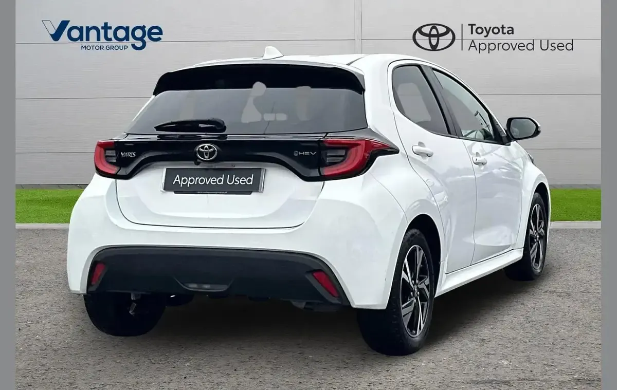 Used Toyota Yaris Design 113 HP (83 kW) 2024 White Hatchback