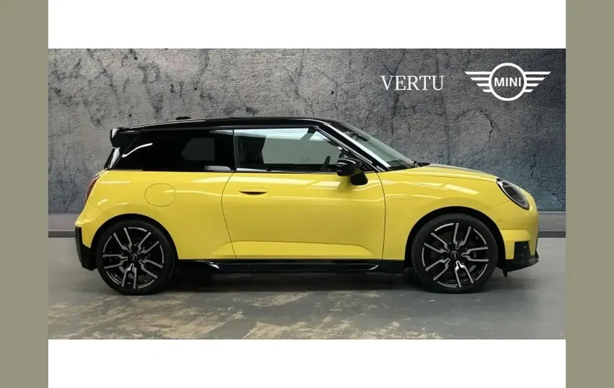 Begagnad Mini Cooper Sport 135 kW (184 HK) 2025 Gul Halvkombi