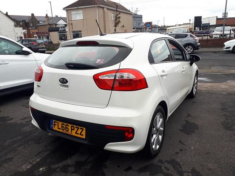 Used Kia Rio 84 HP (61 kW) 2016 White Hatchback