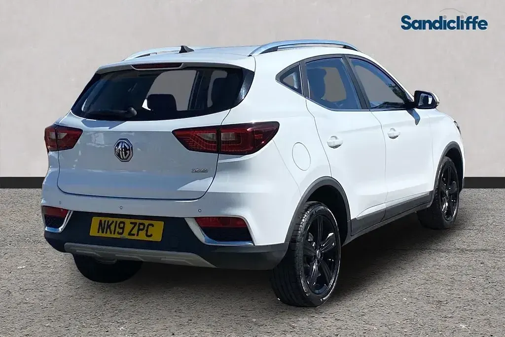 Käytetty MG ZS Exclusive 111 HP (81 kW) 2018 Valkoinen Katumaasturi