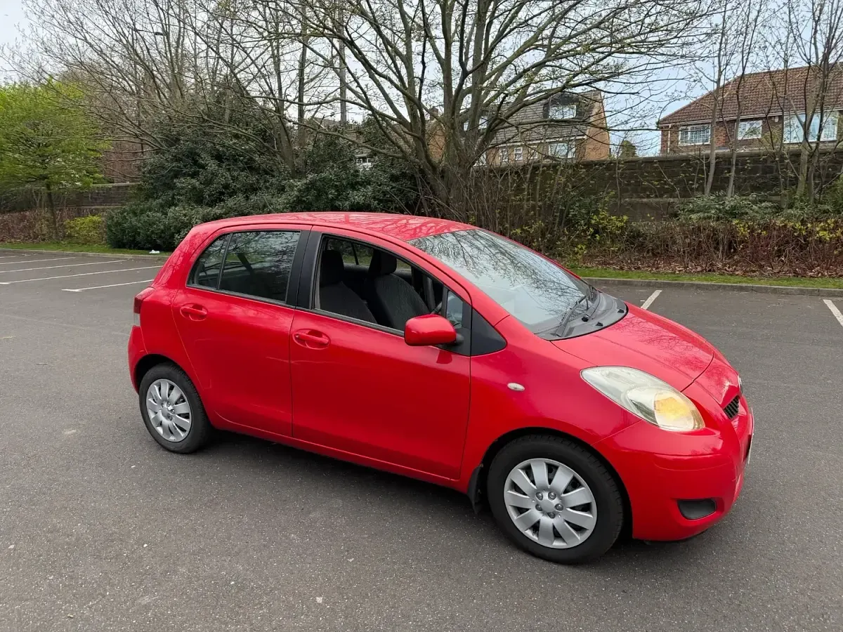 Used Toyota Yaris 90 HP (66 kW) 2009 Red Hatchback