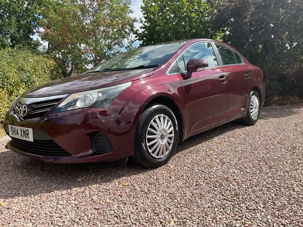 Used Toyota Avensis Active 124 HP (91 kW) 2014 Red Sedan