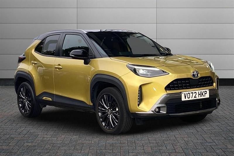Brass gold with black roof Used 2022 Toyota Yaris Hybrid SUV | £21,750 (Fair price) - Image 1/3