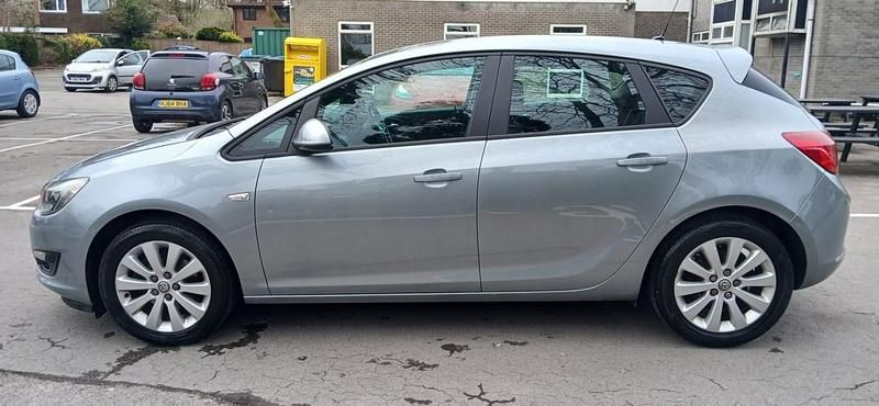 Second-hand Vauxhall Astra Design Edition 130 CP (95 kW) 2014 Argintiu Hatchback