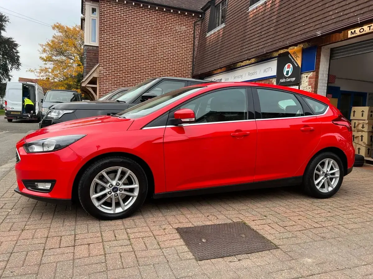 Used Ford Focus Zetec 125 HP (91 kW) 2014 Red Hatchback