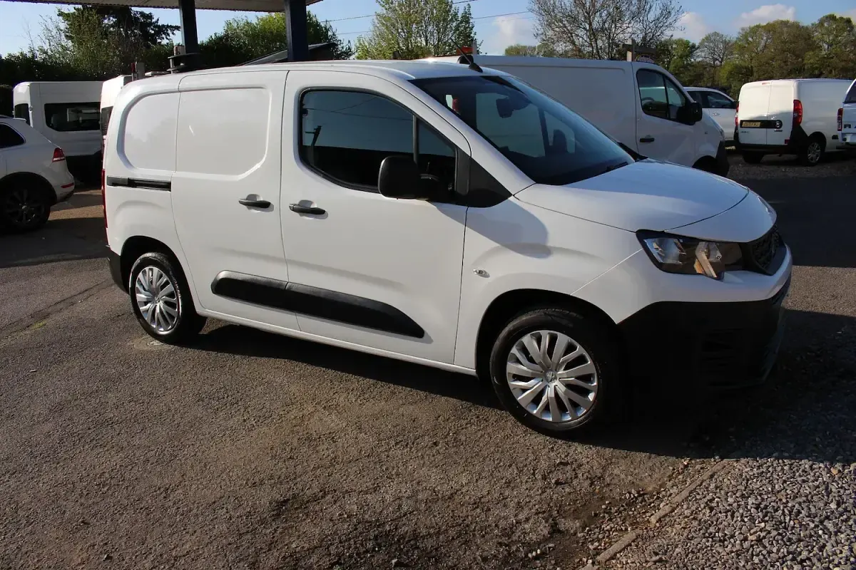 Used Peugeot Partner 131 HP (96 kW) 2021 White MPV