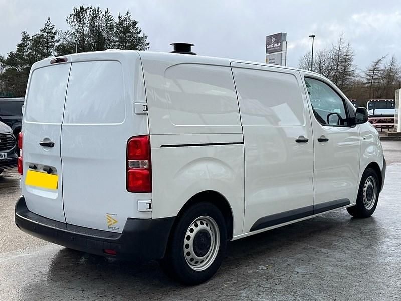 Used Peugeot e-Expert 100 kW (136 HP) 2022 Mauve/pink Van