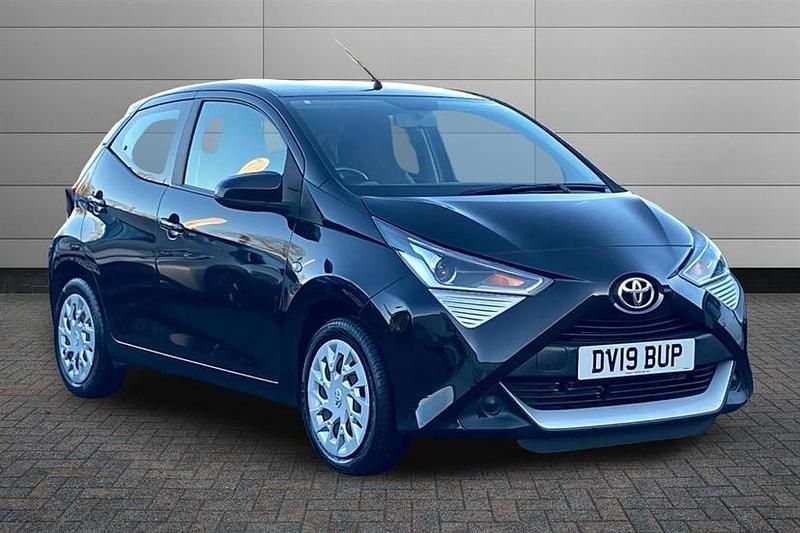 Bold black Used 2019 Toyota Aygo X-play Hatchback | £8,299 (Fair price) - Image 1/3