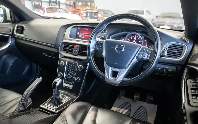 Used Volvo V40 R-Design 152 HP (111 kW) 2019 Hatchback