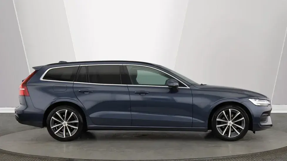 Used Volvo V60 Momentum 197 HP (144 kW) 2021 Blue Estate