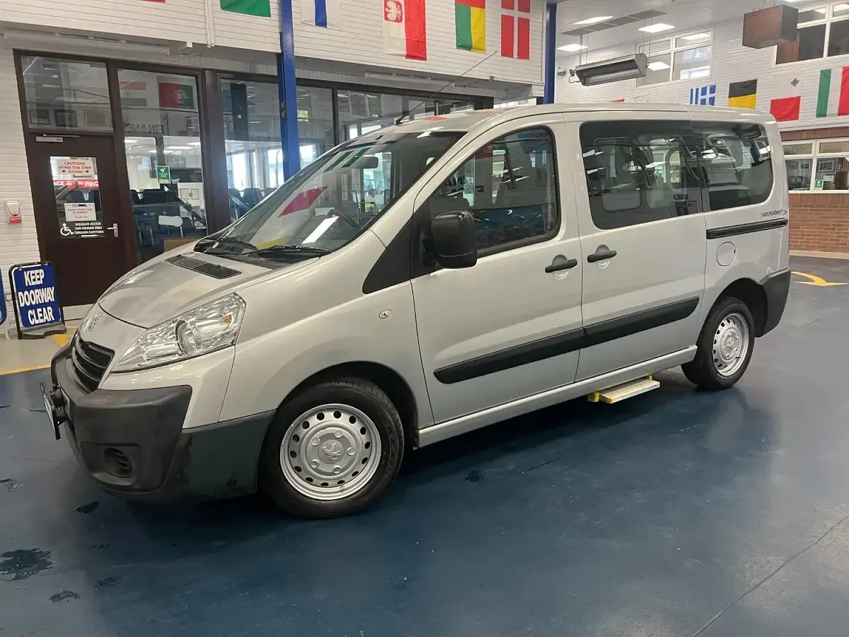 Used Peugeot TePee Access 100 HP (73 kW) 2016 Silver MPV