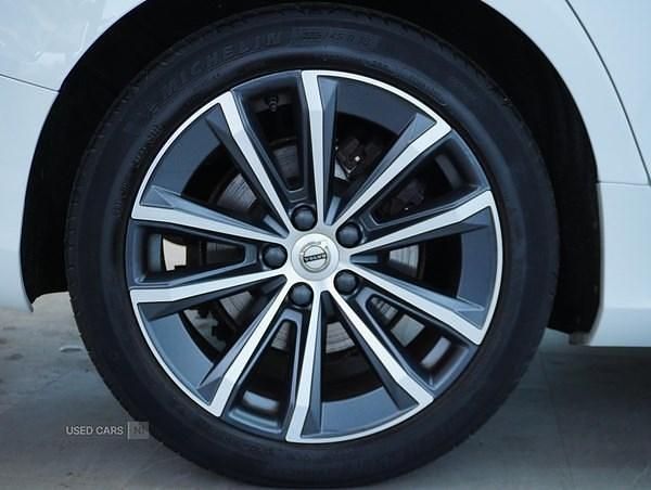 Used Volvo V60 Momentum 163 HP (119 kW) 2021 White Estate