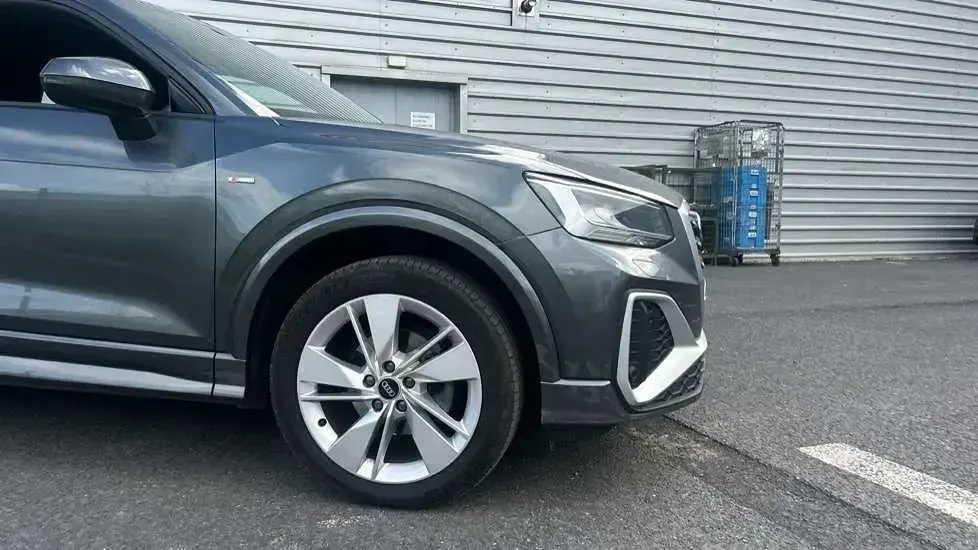 Begagnad Audi Q2 S-Line 110 HK (80 kW) 2023 Grå SUV