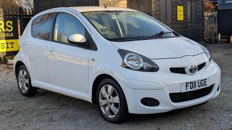 Used Toyota Aygo 67 HP (49 kW) 2011 White Hatchback