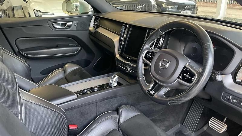 Used Volvo XC60 R-Design 299 HP (219 kW) 2018 Silver SUV