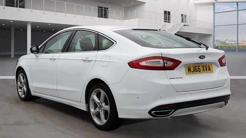 Used Ford Mondeo Titanium 180 HP (132 kW) 2016 White Hatchback