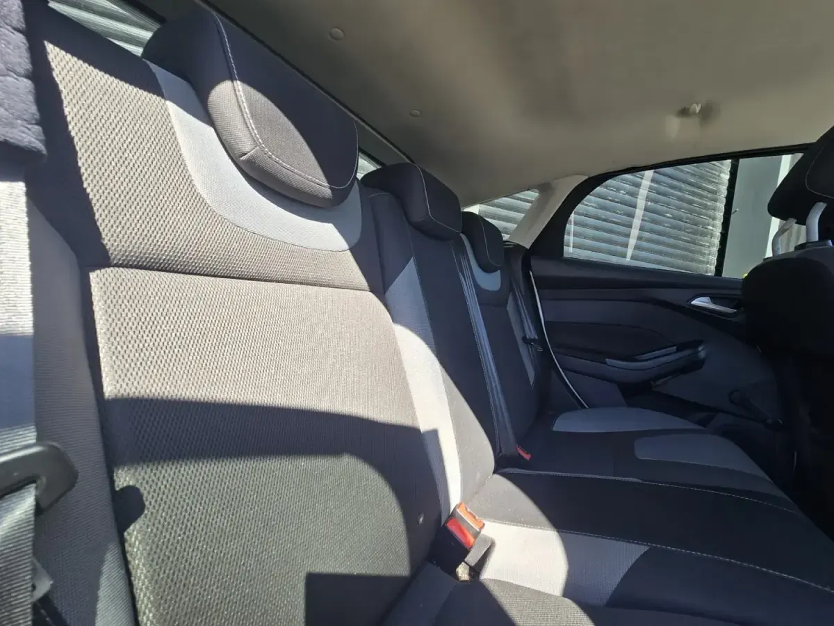Usado Ford Focus Zetec 125 HP (91 kW) 2012 Prateado Citadino