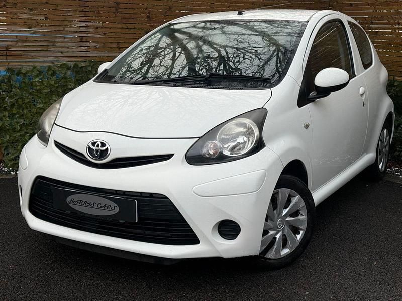 Used Toyota Aygo 67 HP (49 kW) 2013 White Hatchback