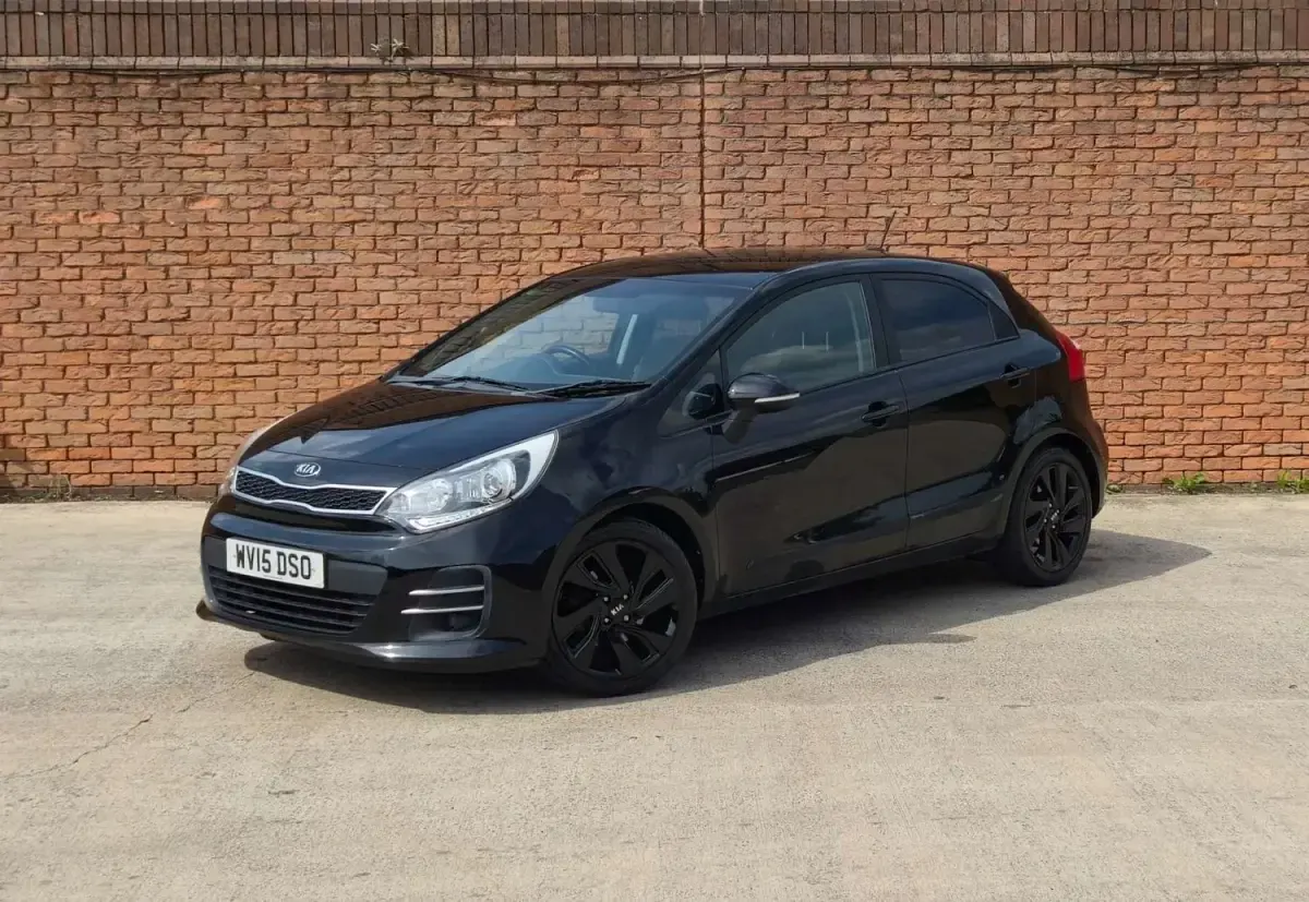 Begagnad Kia Rio 2015 Svart Halvkombi