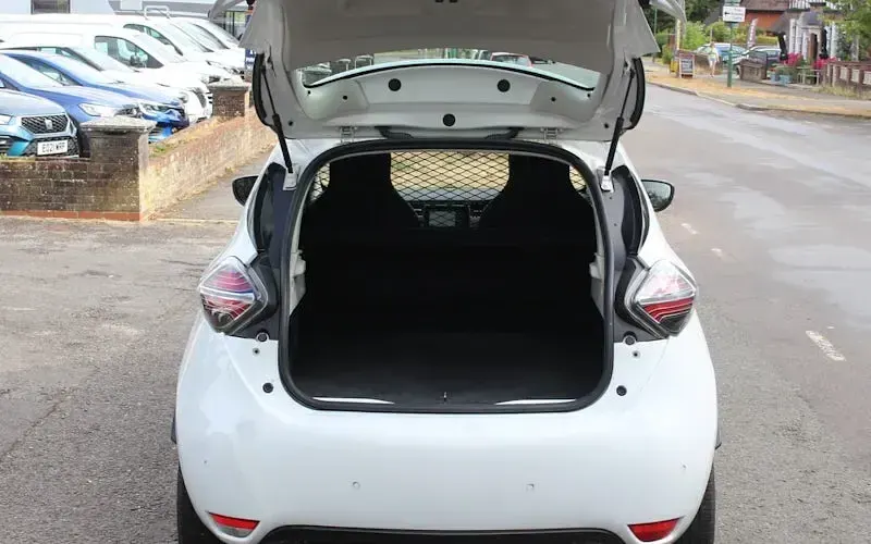 Used Renault Zoe Business 80 kW (109 HP) 2021 White Hatchback