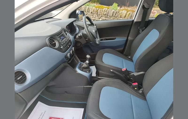 Used Hyundai i10 Premium 86 HP (63 kW) 2017 White Hatchback