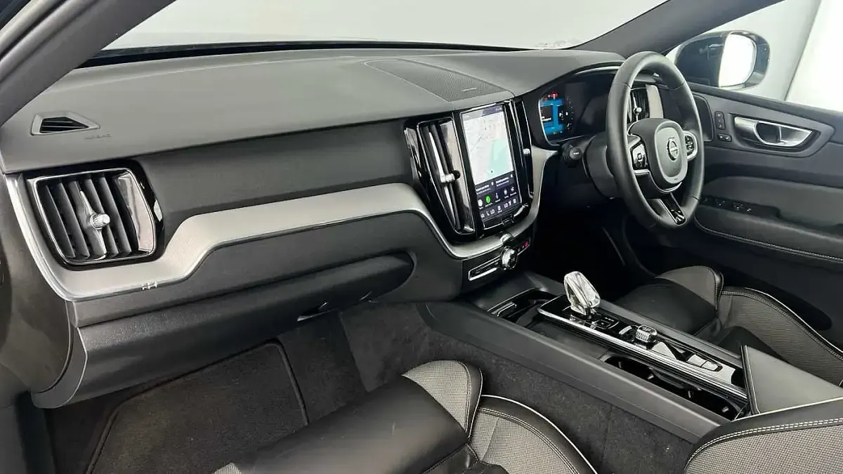 Used Volvo XC60 Plus 197 HP (144 kW) 2022 Onyx black SUV