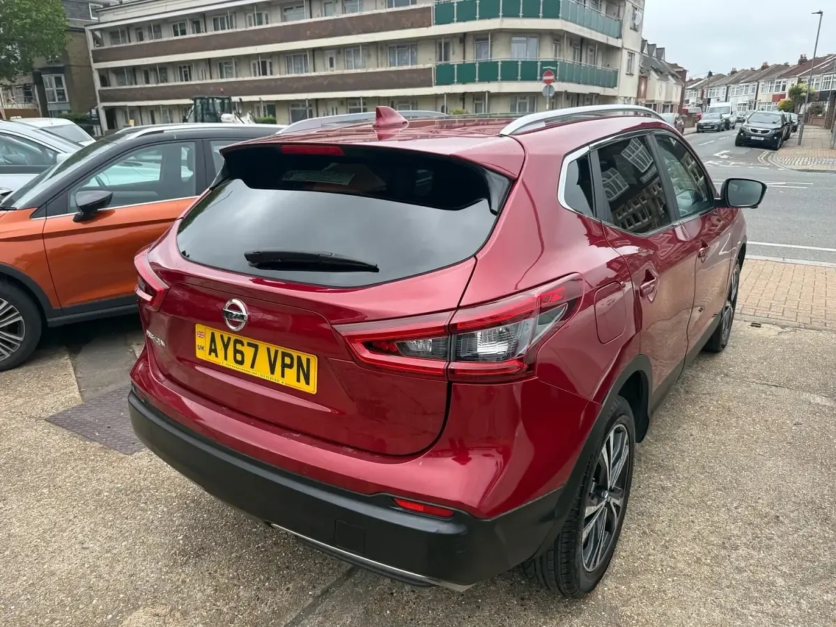 Used Nissan Qashqai N-Connecta 115 HP (84 kW) 2017 Red SUV