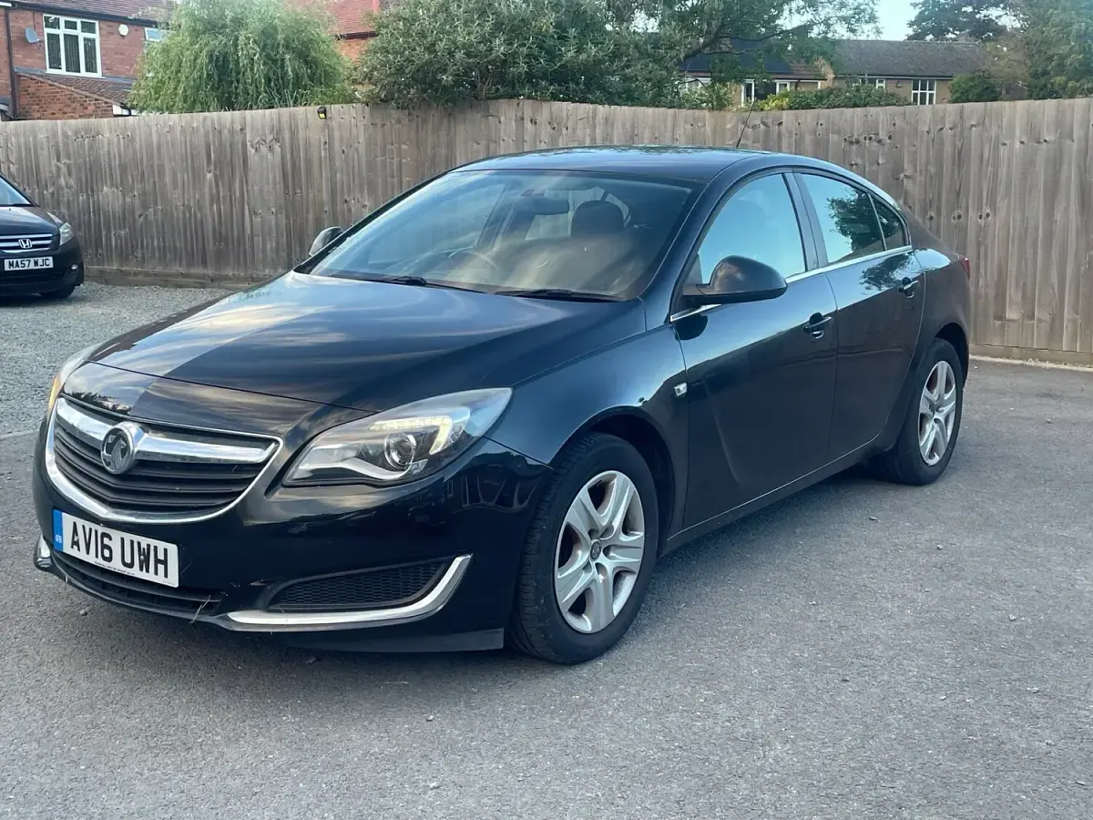Used Vauxhall Insignia Design Edition 140 HP (102 kW) 2016 Black Hatchback
