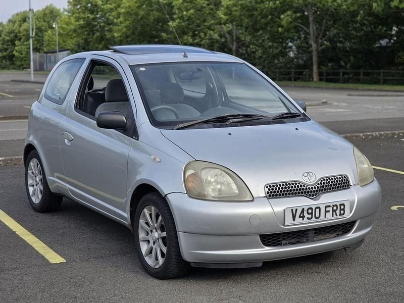 Silver Used 1999 Toyota Yaris Hatchback | £695 (Fair price) - Image 1/3
