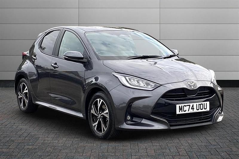 Decuma grey Used 2025 Toyota Yaris Hybrid Design Hatchback | £20,550 (Fair price) - Image 1/3