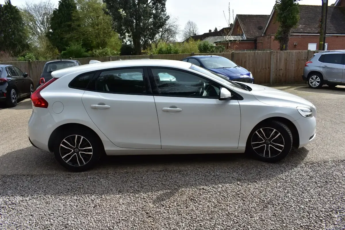 Used Volvo V40 R-Design 2019 White Hatchback