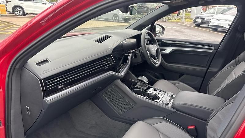 New VW Touareg Black Edition 286 HP (210 kW) 2026 Metallic  chilli red SUV